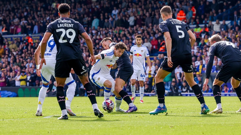 Leeds United vs Burnley có cuộc chiến tranh 3 điểm đầy hấp dẫn