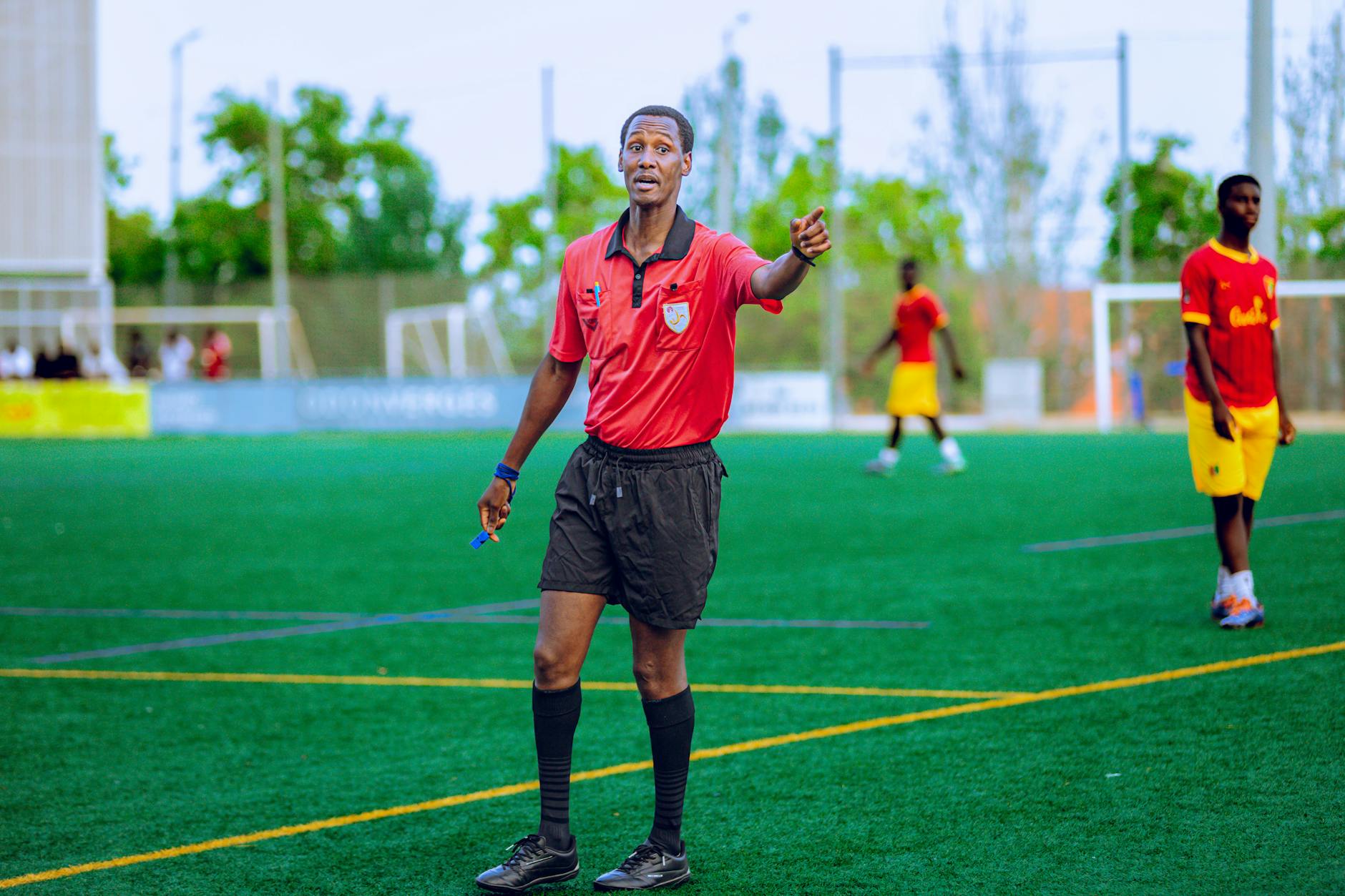 Trọng tài chuẩn bị thổi còi khai cuộc trận đấu World Cup