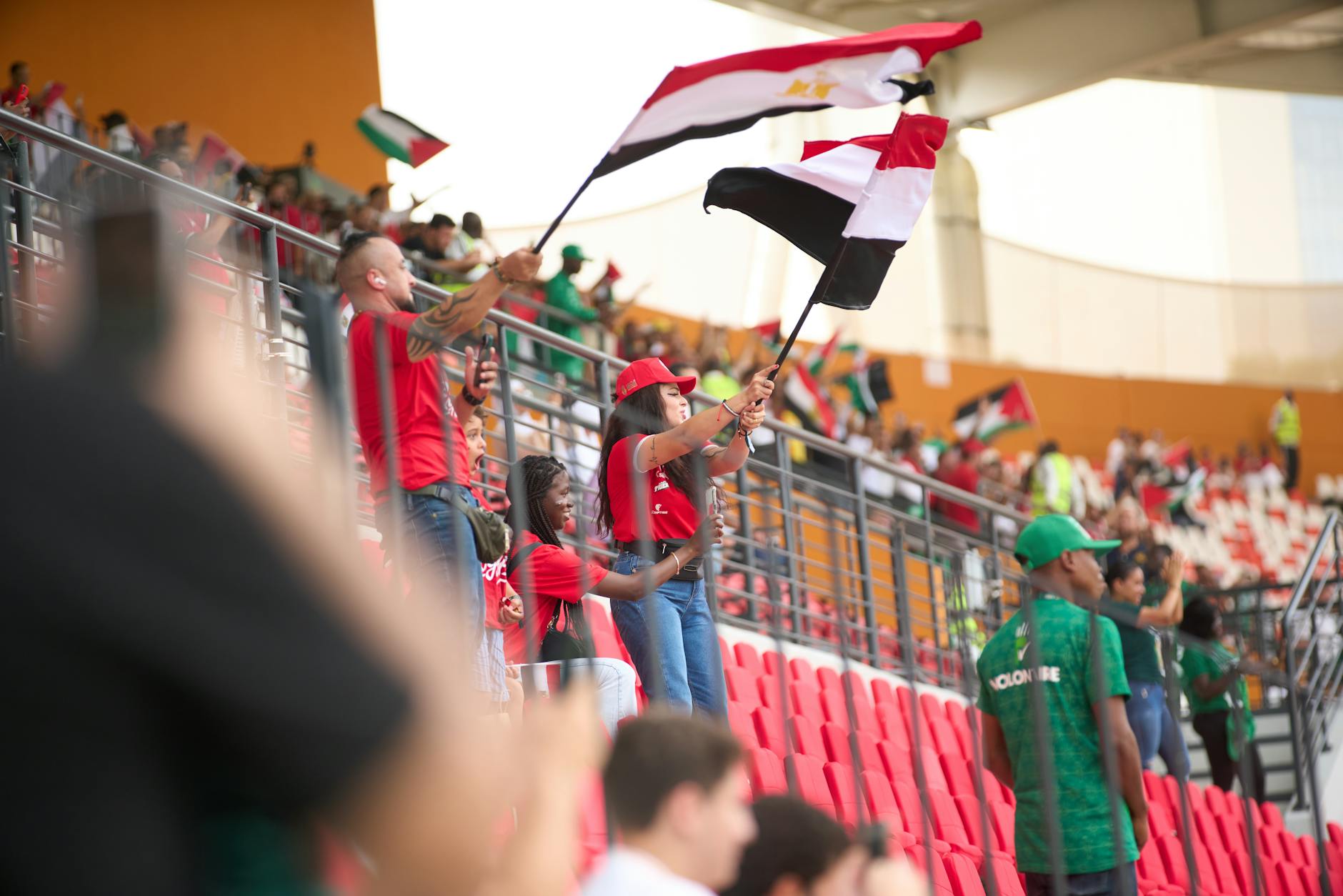 Khán đài rợp cờ trong một trận cầu lớn — không khí World Cup.